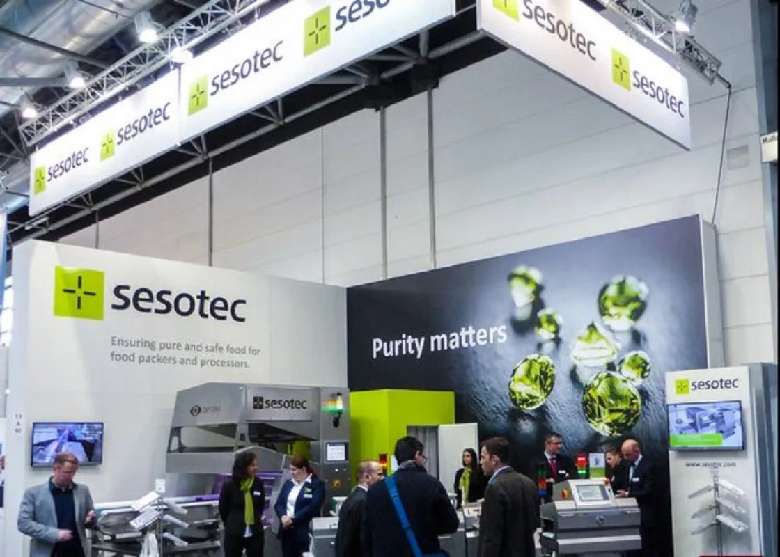 Manuel Rückert (links im Bild) und Jörg Schaper präsentierten auf dem Sesotec Messestand Metallsepar