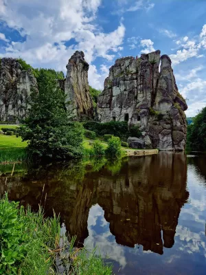 Bild: Elektromobile Engagement Projekt EMG mobile Routen erkundet Tour an den Externsteinen im Teutoburger Wald. 