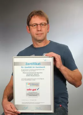 Bild: Mit dem qih-Gütesiegel prämiert: Malermeisterbetrieb Wolfgang Künstler liefert erstklassige Handwerksqualität
