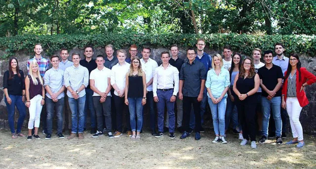 Bild: Neue Auszubildende und dual Studierende bei GLS