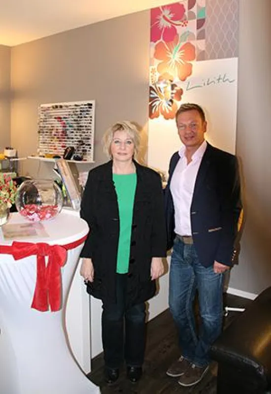 Daniela Dahm (Lilith) und Stefan Buchta (netlogix) bei der Spendenübergabe