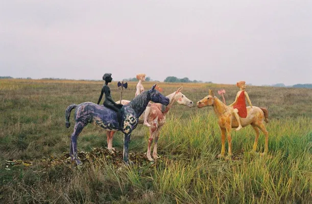 Amazonen und ihre Gefährtinnen - Ausstellung mit Werken von Hans Scheib im Herrenhaus Libnow Bild: Amazonen und ihre Gefährtinnen - Ausstellung mit Werken von Hans Scheib im Herrenhaus Libnow
