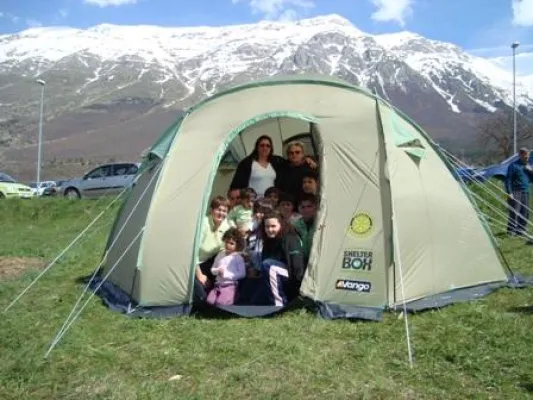 Bild: ShelterBox unterstützt örtliche Hilfskräfte nach Erbeben in Italien