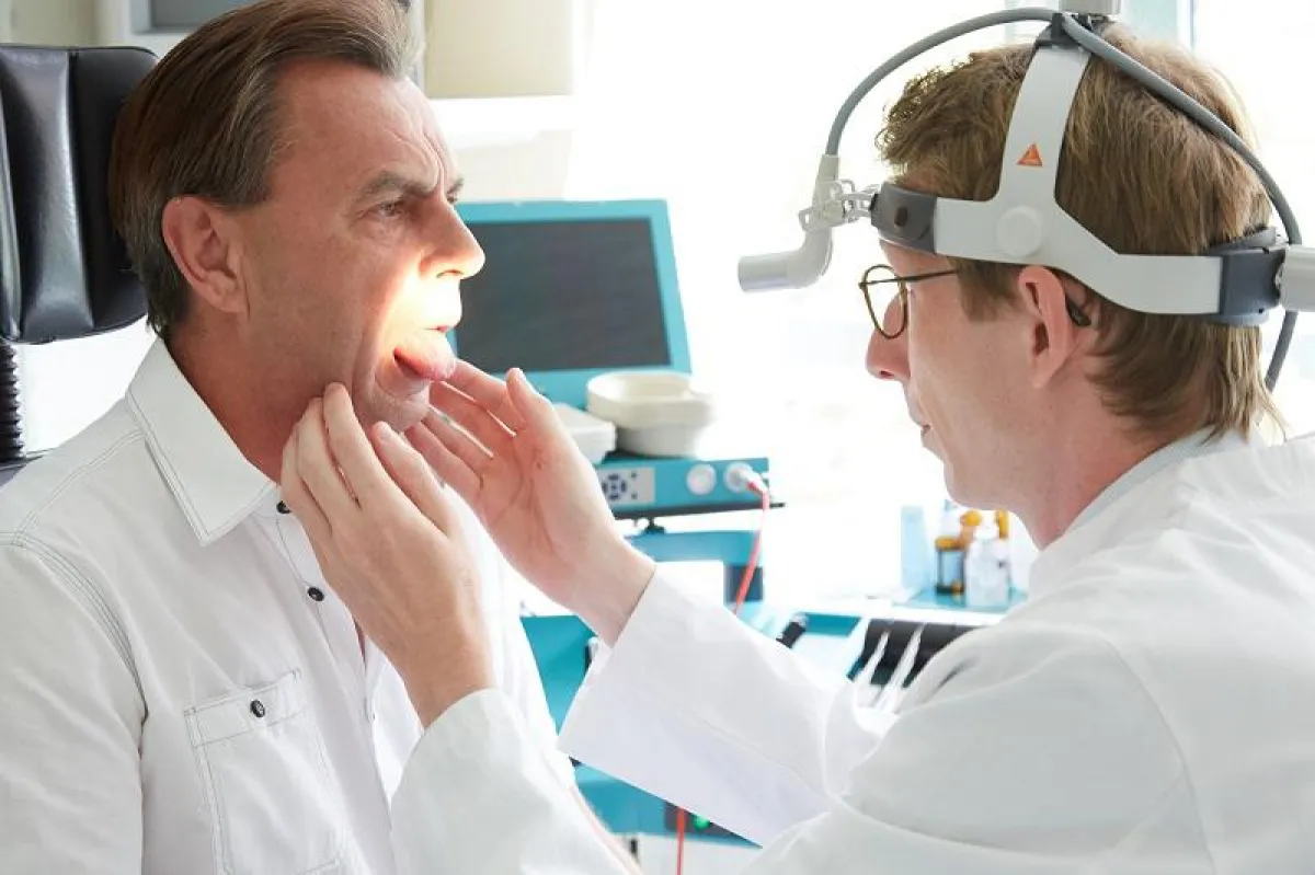 Dr. René Fischer bei der Nachsorge eines Patienten mit Zungenschrittmacher. © UKR / Franziska Holten