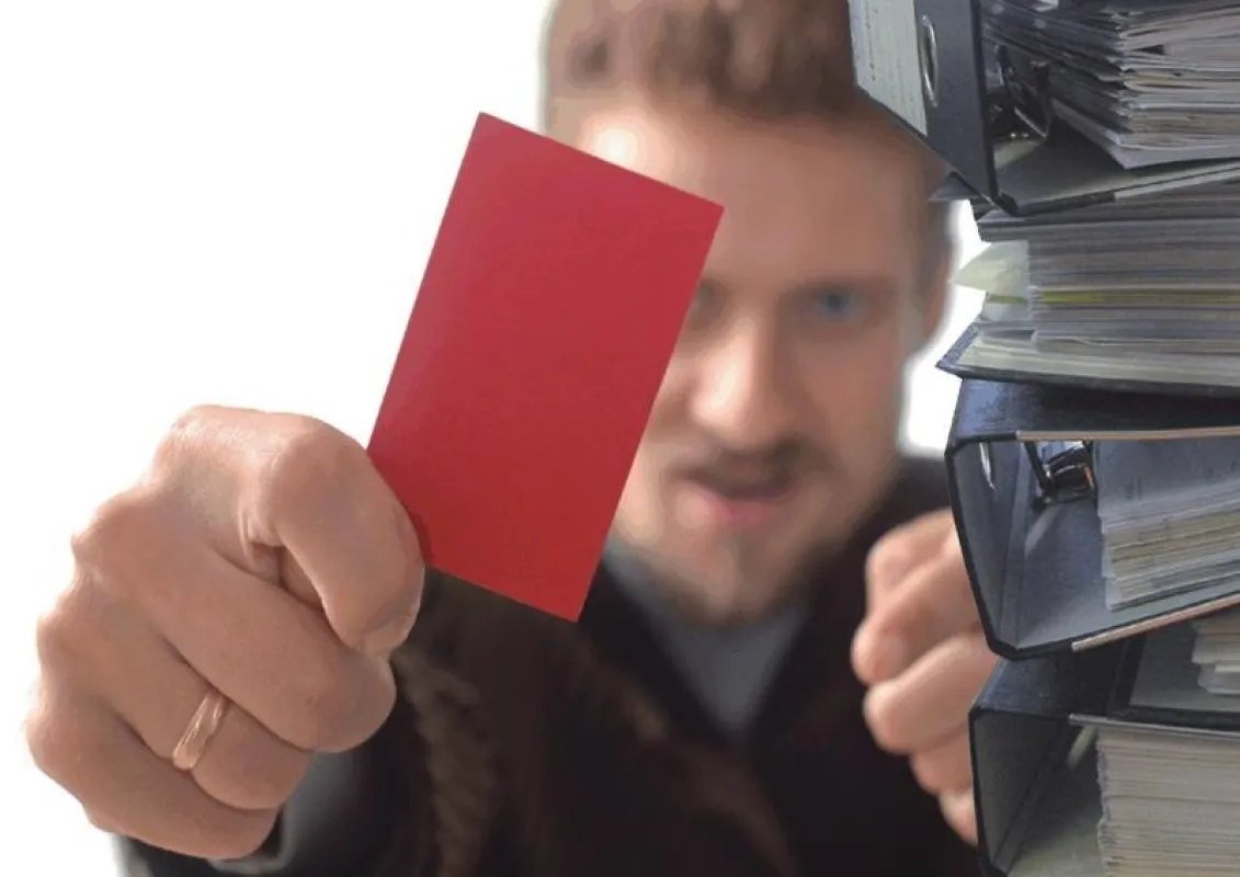 Rote Karte - Aktenstapel