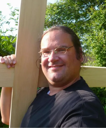 "Via Dolorosa" in NRW: Protestkünstler wandert mit Kruzifix von Wuppertal nach Köln Bild: "Via Dolorosa" in NRW: Protestkünstler wandert mit Kruzifix von Wuppertal nach Köln