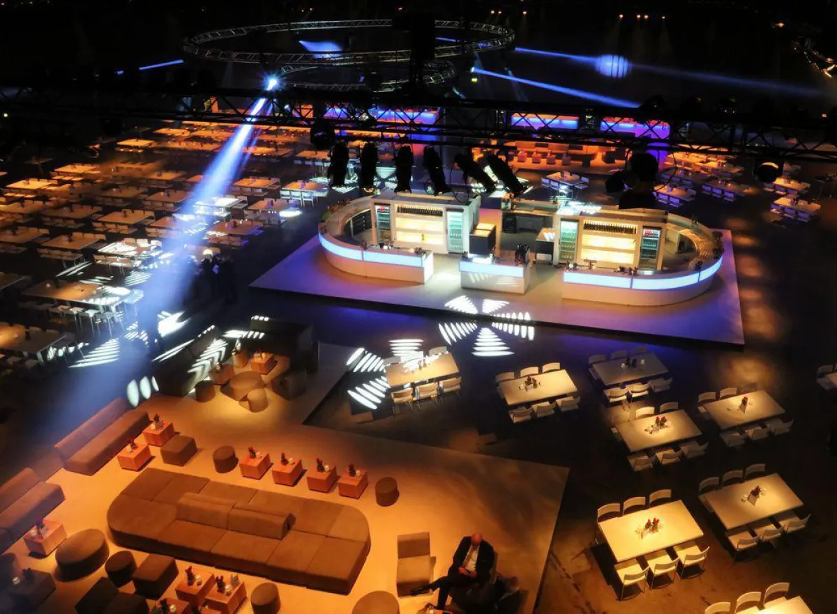 Herzstück der Location war eine hell erleuchtete Bar