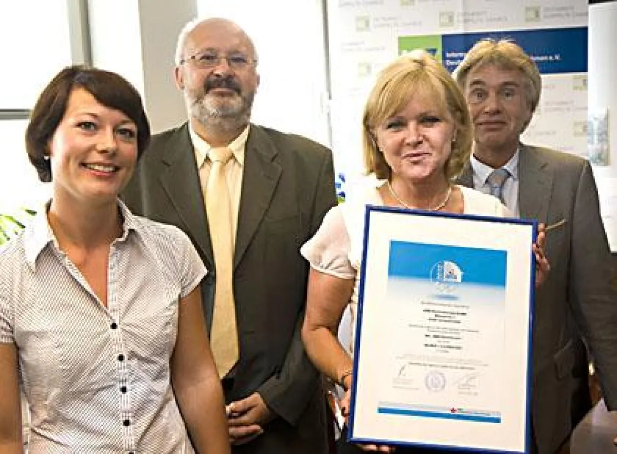 Freuen sich über das Zertifikat (v.l.) Claudia Kellner, Dr. Manfred Müller, Anne Rosner und RA Werner Stolz.