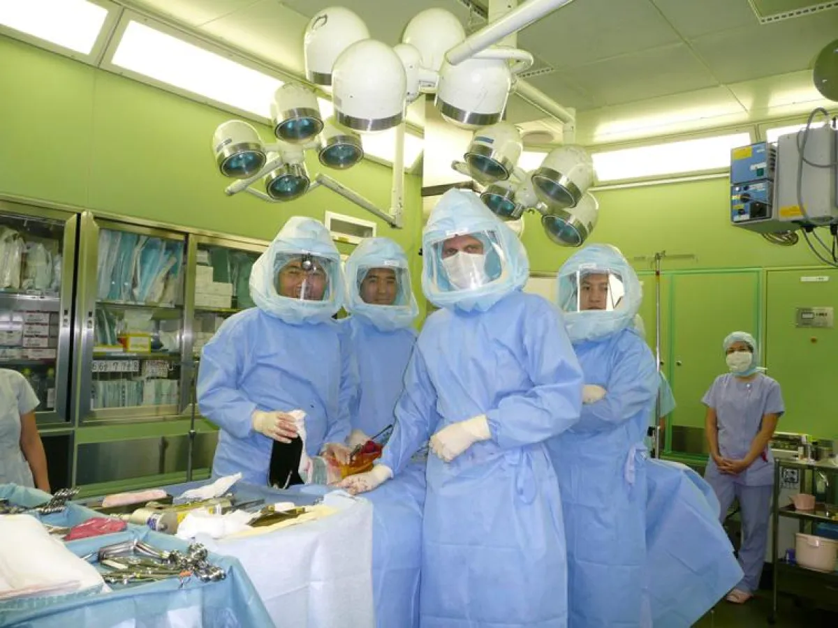 Chefarzt Dr. Lampe (Mitte) mit dem Präsidenten des japanischen Orthopädenverbandes, Prof. Toru Soguru (links) und zwei weiteren japanischen Kollegen