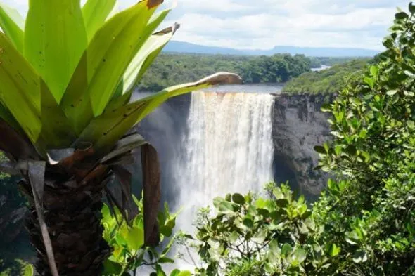 Tobende Gischt im „Land der vielen Wasser“ – Guyana geizt nicht mit spektakulären Wasserfällen Bild: Tobende Gischt im „Land der vielen Wasser“ – Guyana geizt nicht mit spektakulären Wasserfällen