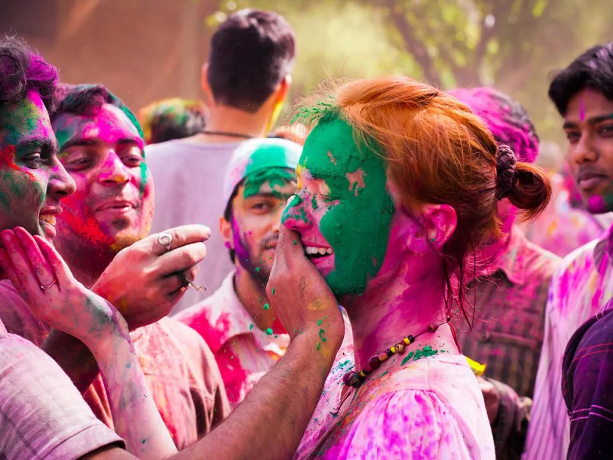 Ausgelassene Freund beim Holi-Fest in Jaipur