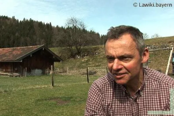 Wo der Mensch der Kuh das Glück nicht stiehlt: Nachhaltige Produktion in der Naturkäserei TegernseerLand eG Bild: Wo der Mensch der Kuh das Glück nicht stiehlt: Nachhaltige Produktion in der Naturkäserei TegernseerLand eG