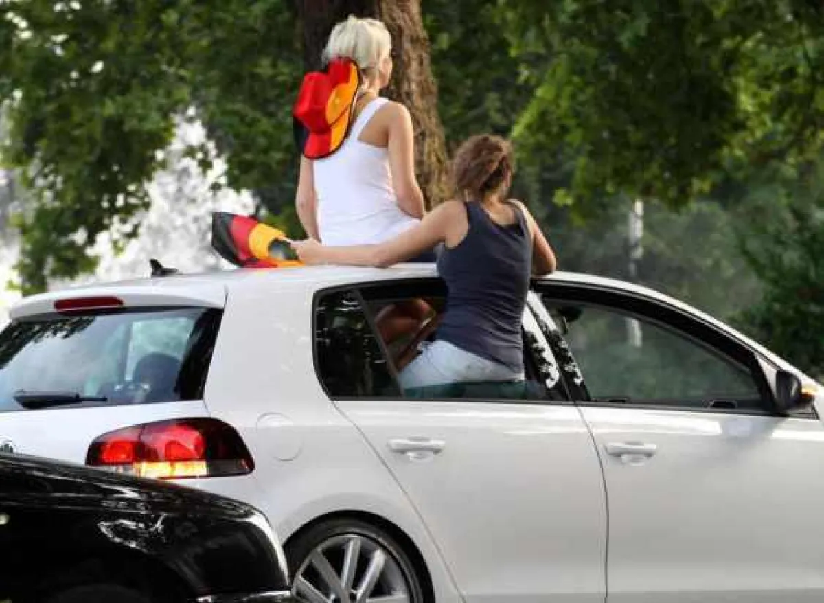 Sitzen auf dem Dach kann Ärger mit der Polizei und der Versicherung geben.