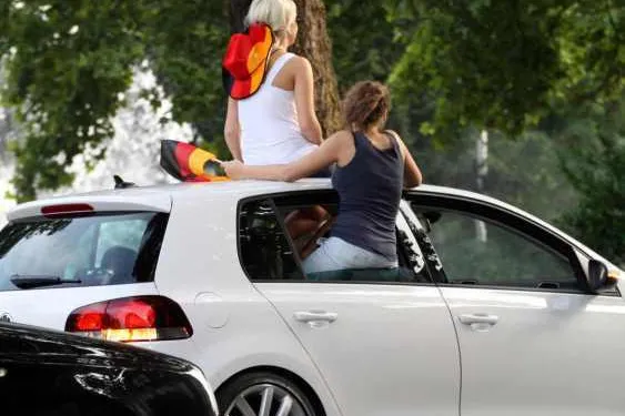 Bild: Autokorso: Geduldet, aber keinesfalls erlaubt