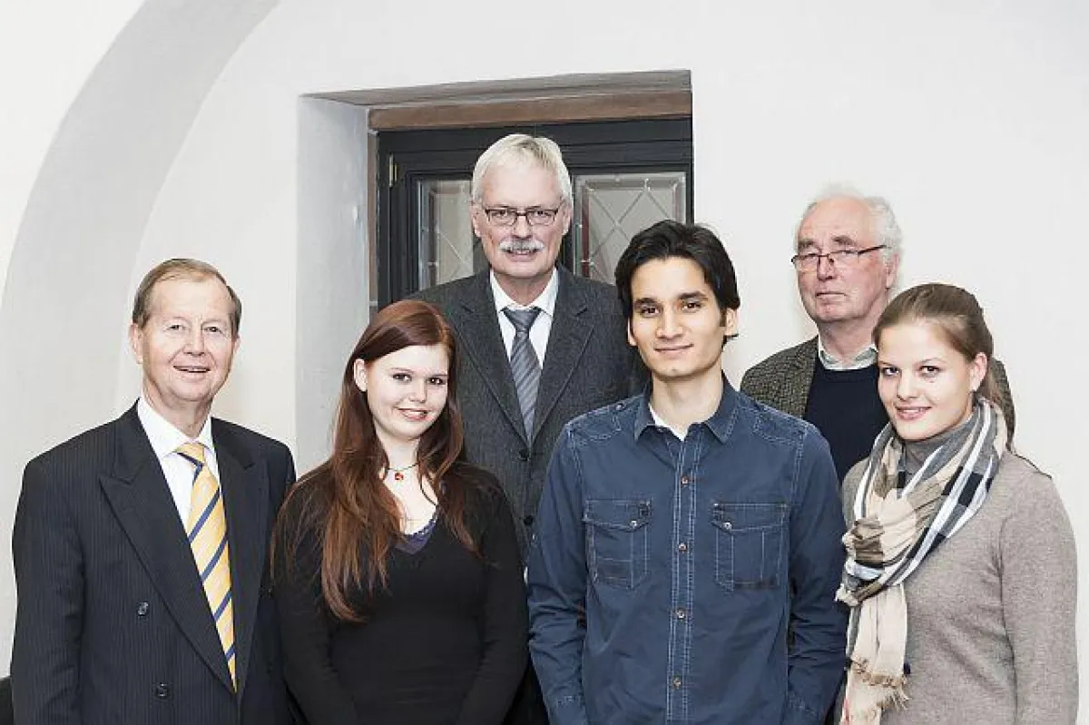 Die Stipendiaten treffen ihre Förderer. Von links nach rechts: Stiftungspräsident Friedrich Bohl, Fr