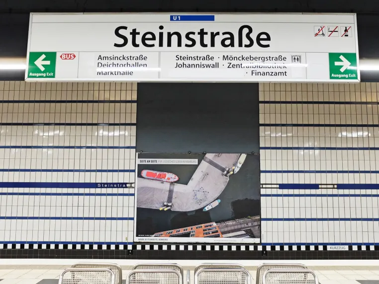 Bild: Ausstellungspräsentation in der U-Bahnstation ab 2.10.26 in Hamburg