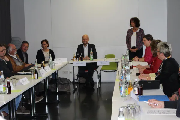 Bild: Podiumsdiskussion in der Diakonie-/Sozialstation Mössingen