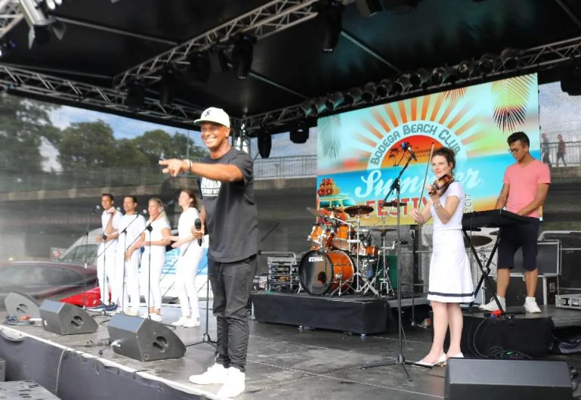 Live on Stage beim Summer Festival: Martin Rietsch alias 2schneidig mit Band