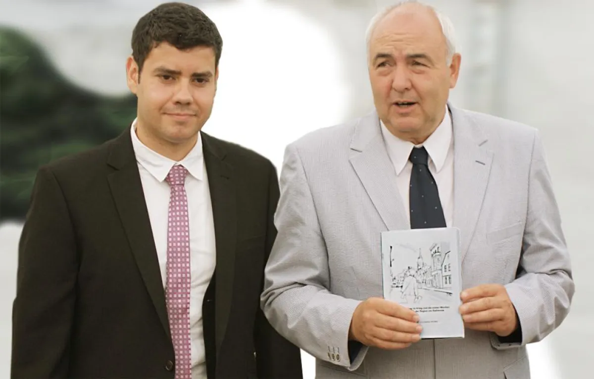 Dennis Dahm und Hans- Jürgen Wodtke (v.l.), beide wodtke media, präsentieren die Broschüre Teil II. Foto: Ronsard Grell