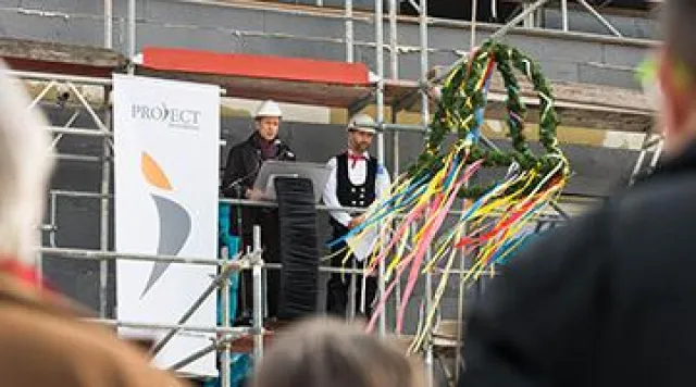 Bild: Rohbau fertig: PROJECT Immobilien feiert Richtfest der Alten Gärtnerei in Berlin-Zehlendorf