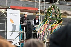 Bild: Rohbau fertig: PROJECT Immobilien feiert Richtfest der Alten Gärtnerei in Berlin-Zehlendorf