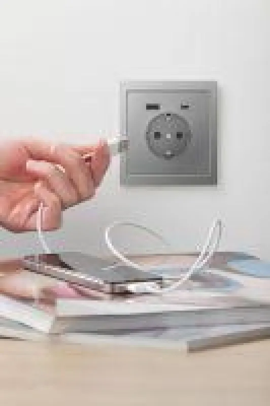 Mit dem neuen USB-Steckdosen-Einsatz lassen sich drei mobile Endgeräte gleichzeitig aufladen.
