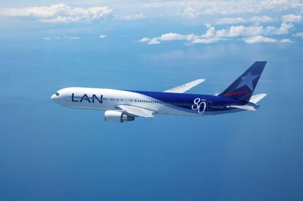 Bild: LAN fliegt mit „80 Jahren“ durch die Welt