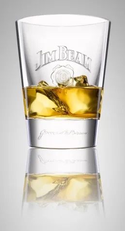 Bild: Multifunktional, massiv und männlich: JIM BEAM führt neues Design-Glas ein