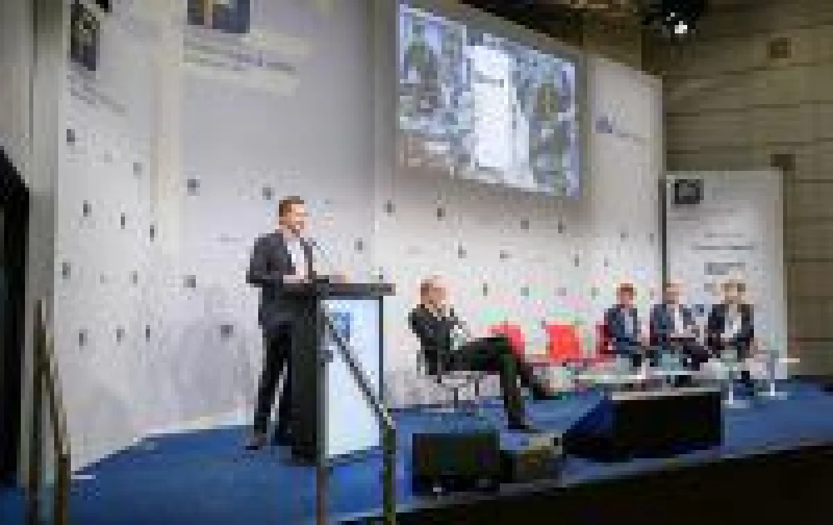 Dr. Erik Boska stellt die cunio App dem gesamten Auditorium des FEREF auf der Euro Finance Week 2017 vor.
