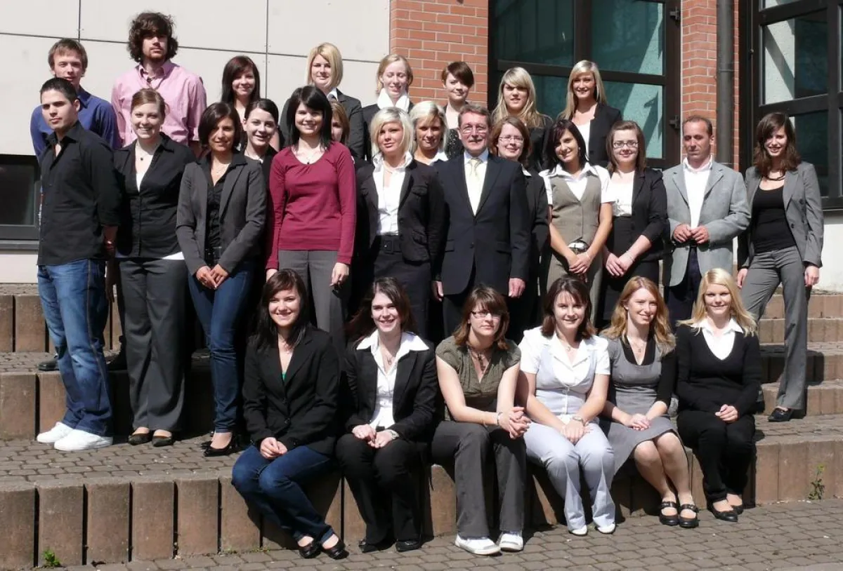 Holger Lackemann (Mitte) mit der Klasse BFH 13a, Michaela Lugert und Klassenleiter Roland Biebl (von rechts)