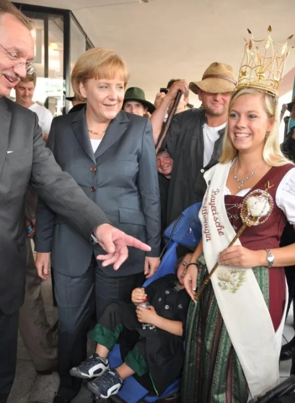Bundeskanzlerin Angela Merkel (m.) mit Bauernpräsident Gerd Sonnleitner (li.) und der amtierenden Bayerischen Wollkönigin Carina Scherpf (re.) auf dem Deutschen Bauerntag 2009 (Foto: Proplanta)