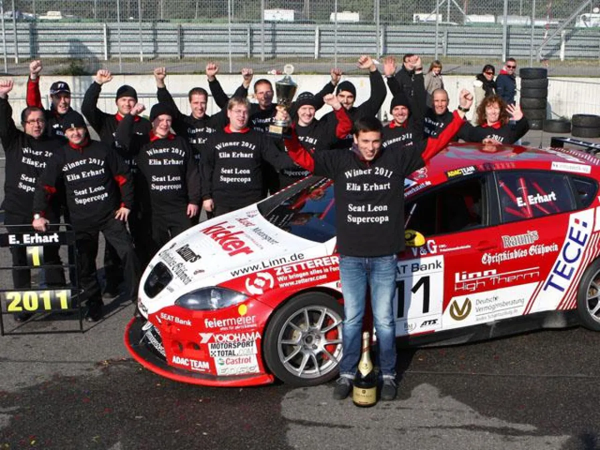 Geschafft: Elia Erhart holt mit seinem Team “Aust Motorsport“ den Meistertitel im Seat Leon Supercopa 2011. (Foto: JH-Press)