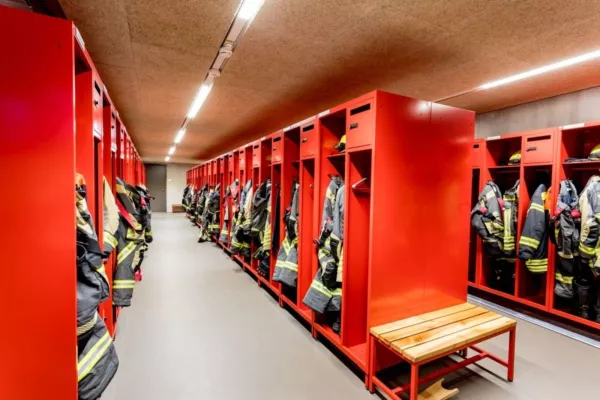 Bild: Eurobox präsentiert Feuerwehrspinde mit intelligenter Schwarzweißtrennung