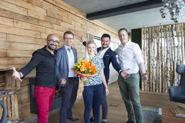 Katrin Selensky schließt ihre Ausbildung erfolgreich bei Carossa Immobilien ab Bild: Katrin Selensky schließt ihre Ausbildung erfolgreich bei Carossa Immobilien ab