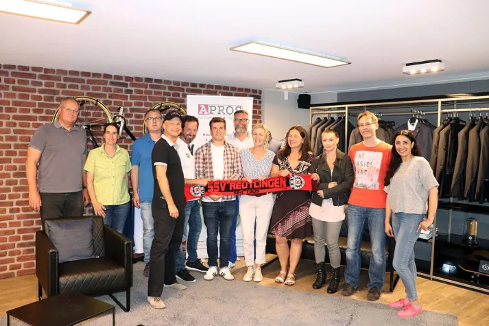 Bild: APROS-Team stellt erste Sponsoren-Spieler-Patenschaft mit dem SSV Reutlingen vor
