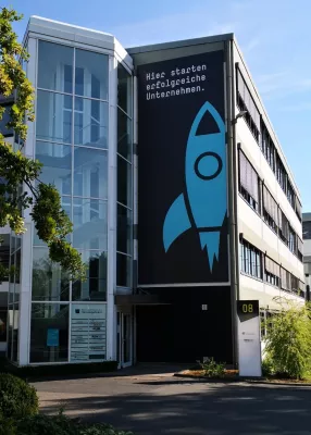 Das Rheinisch-Bergische TechnologieZentrum - 25 Jahre Wirtschaftsförderung durch Gründungsberatung Bild: Das Rheinisch-Bergische TechnologieZentrum - 25 Jahre Wirtschaftsförderung durch Gründungsberatung