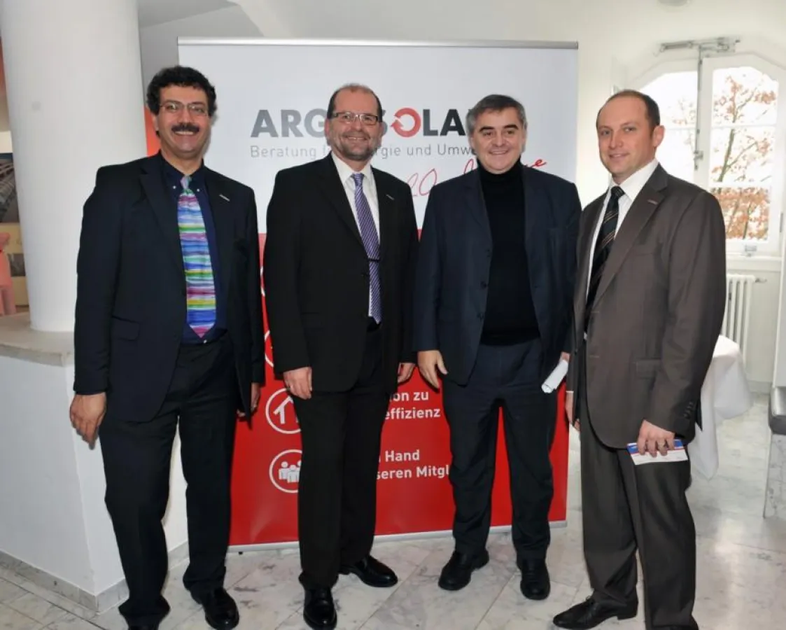 Von links: Dr. Alexander Dörr (Geschäftsführer Arge Solar), Prof. Hans W. Keller (Vorstandsvorsitzender), Ministerpräsident Peter Müller, Ralph Schmidt  (Geschäftsführer Arge Solar)