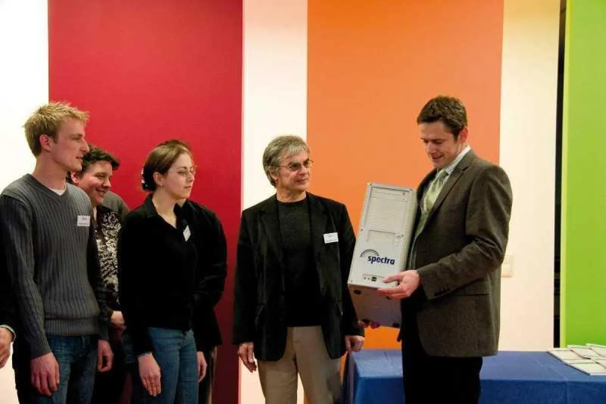 Jürgen Rauscher (rechts) übergibt den Hochleistungsrechner an die Projektgruppe unter Leitung von Boris Terpinc (2.v.r)