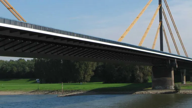 Bild: Lkw-Waagen an der A40-Rheinbrücke - möglicherweise folgen noch viele mehr