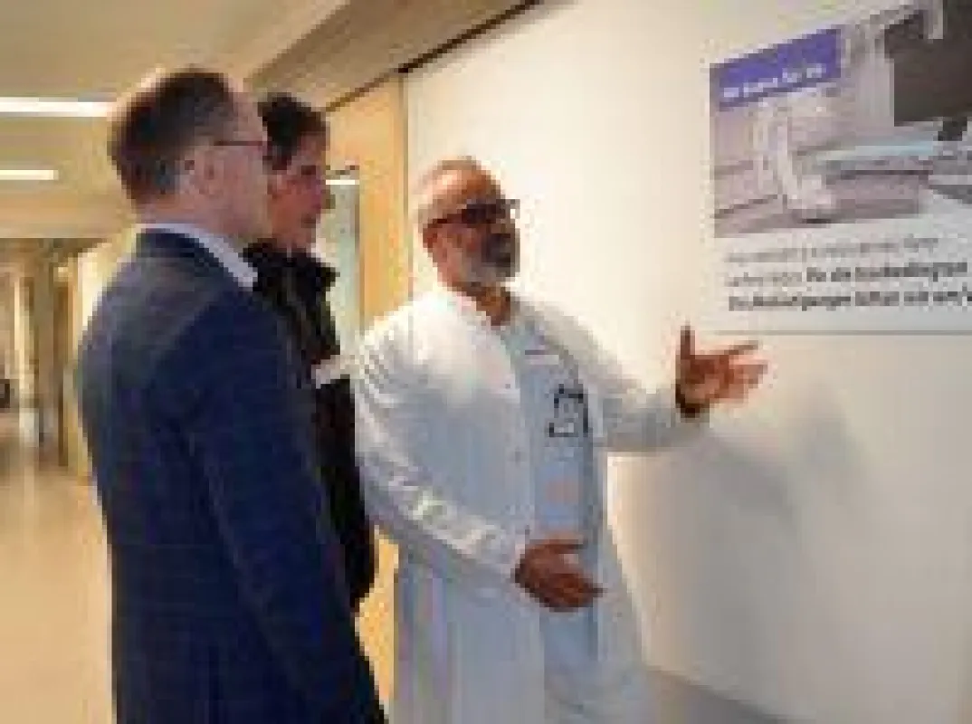 Auf dem Bauschild kann das neue Herzkatheterlabor schon besichtigt werden: Norman Schaaf, Joachim Wormuth, Anwar Hanna (v.l.n.r)