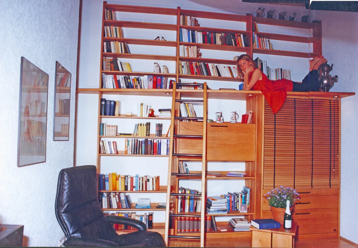 Wenn nach oben Platz ist, integrieren die Möbelmacher auch gerne eine Leiter  (© die-moebelmacher.de)