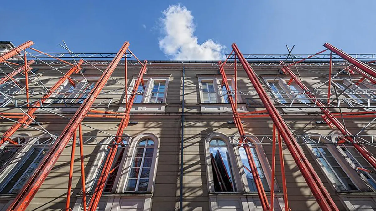 Die Fassade wird mit einer Konstruktion aus PERI VARIOKIT Systembauteilen sicher abgestützt.