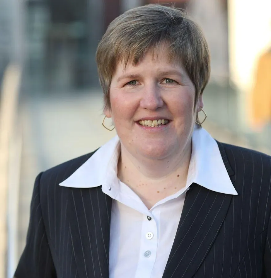 Carmen Goglin ist Personalexptertin, ausgebildeter Business-Coach und Wirtschaftsmediatorin