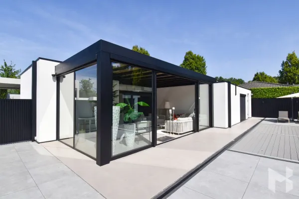 Bild: AVEL-Systemtechnik GmbH  präsentiert Qubus Dach: Terrassenüberdachung ohne sichtbare Neigung in Kubus-Optik