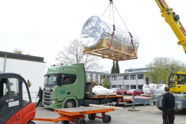 Bild: Tonnenschwere Vakuumkammer für den Teilchenbeschleuniger MESA angeliefert