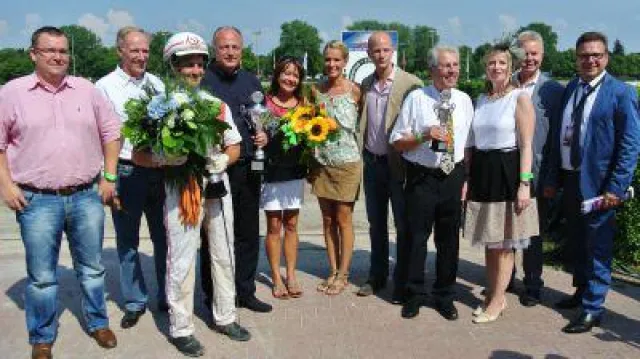 Bild: Weißgerber Lesezirkel: Blumen und ein Pokal für den Sieger