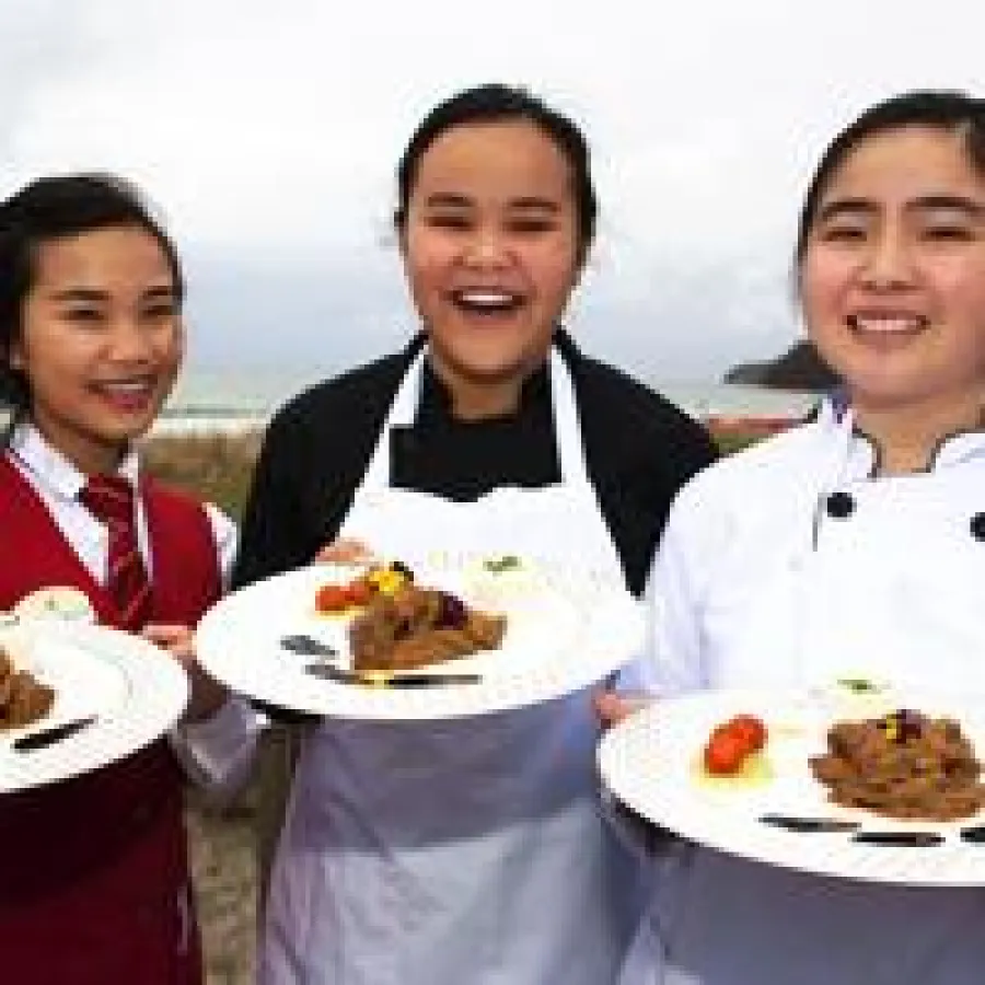 Absolvieren ein Praktikum: v.l. Chrisya Virginia, Amanda Nabil P. und Henny Tirta. Foto: Jens Wagner