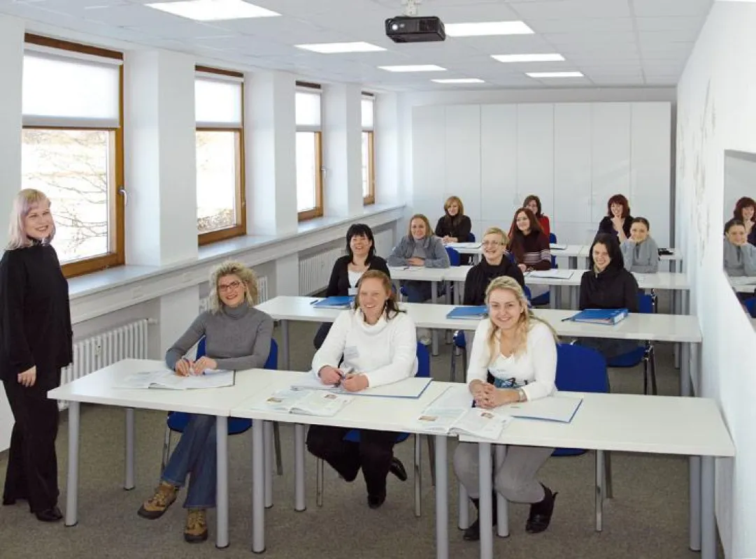 Unterricht im Theorieraum 2 bei der Akademie für Kosmetik und Wellness, Neuhausen ob Eck