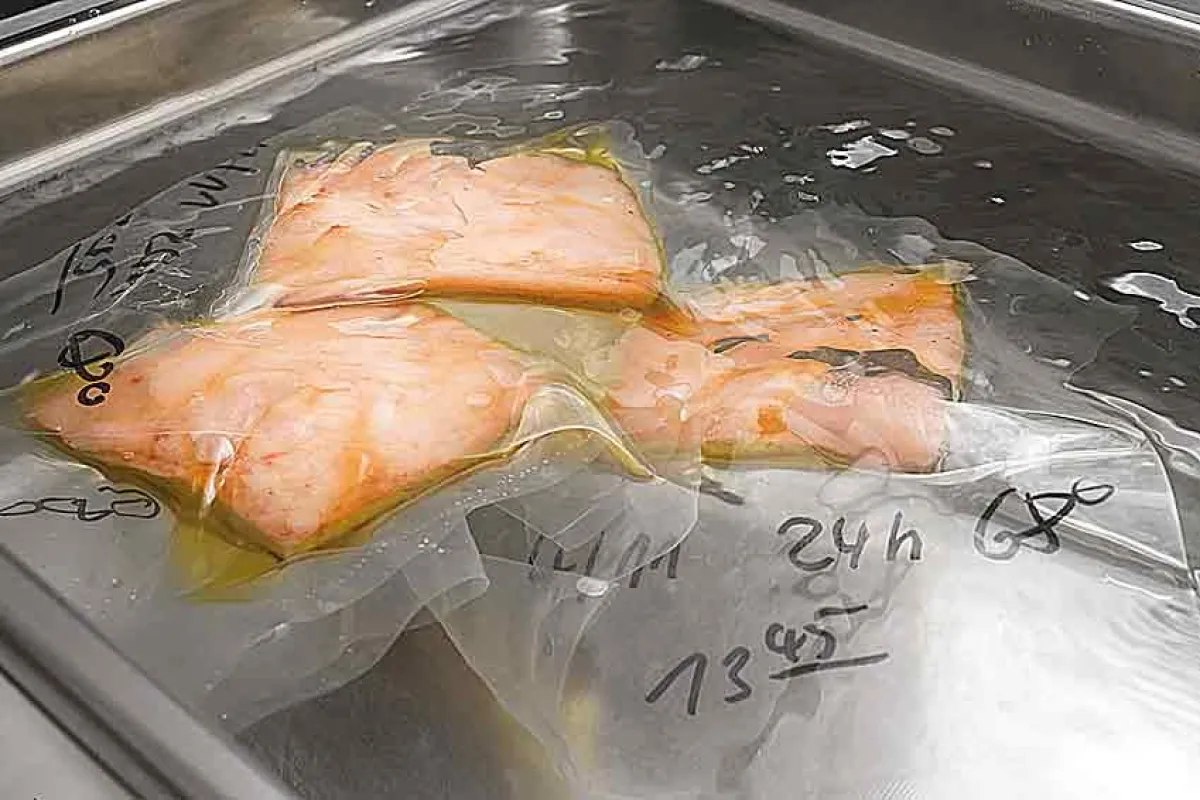 Schweinerinde im Vakuumbad