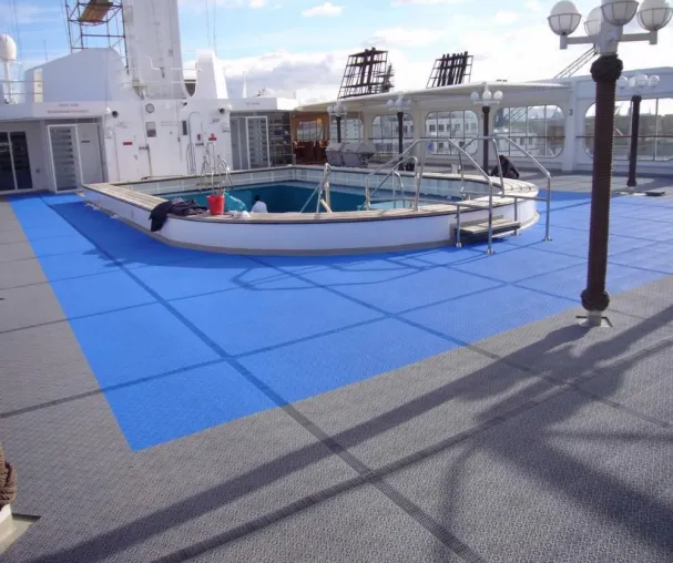 Bild: MS COLUMBUS mit neuem, schwer entflammbaren Bergo-Marine-Decksbelag